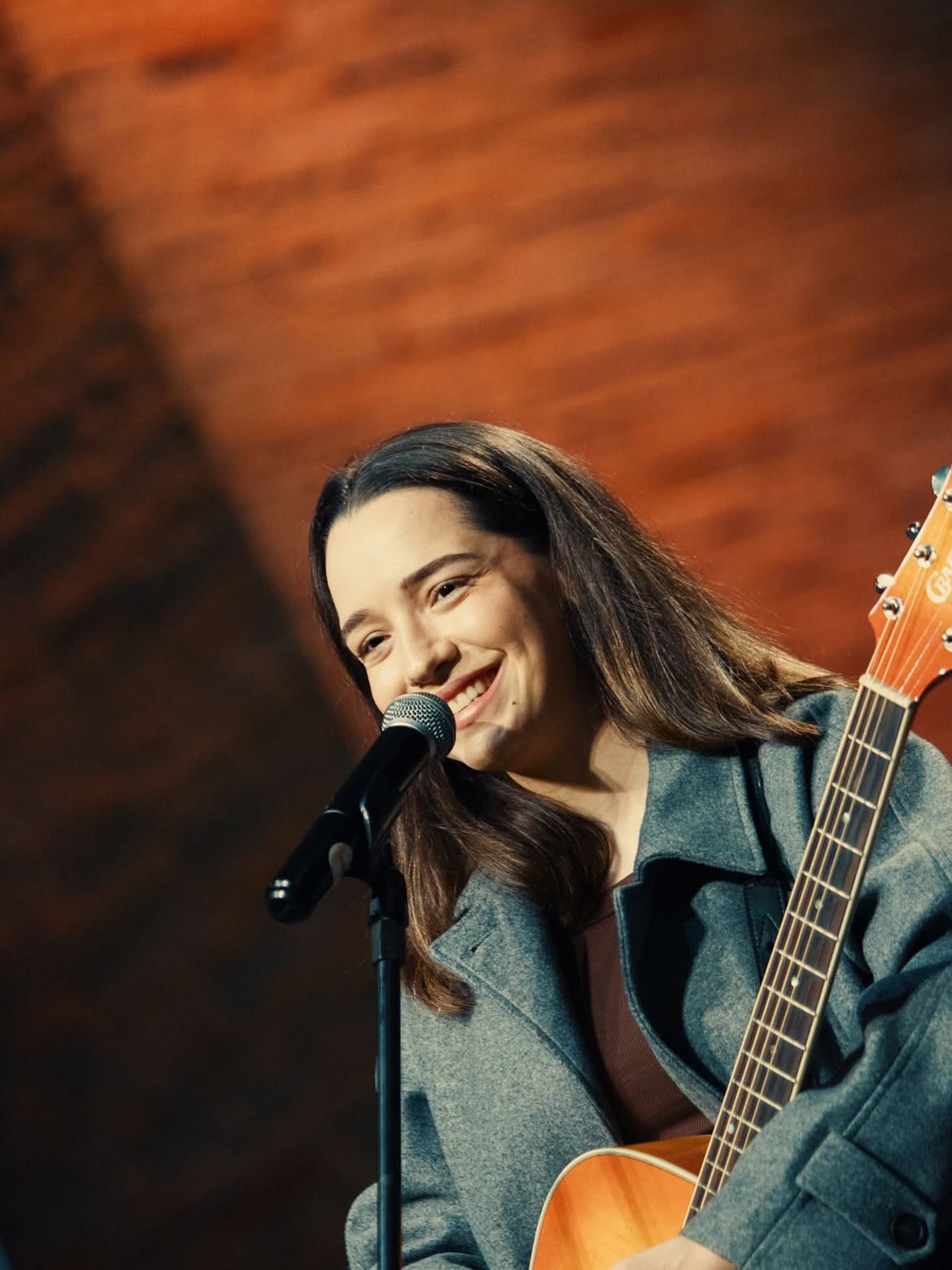 Paula Schneider a cantar ao vivo com guitarra